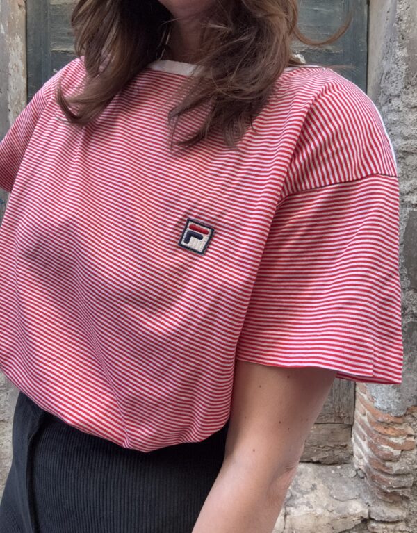 T-shirt a righine rosse Fila