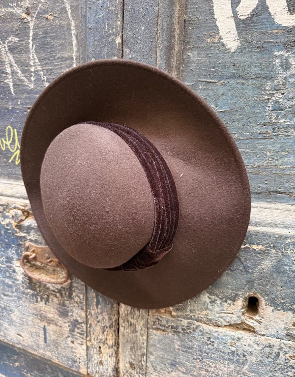 Cappello in lana marrone con fascia in velluto