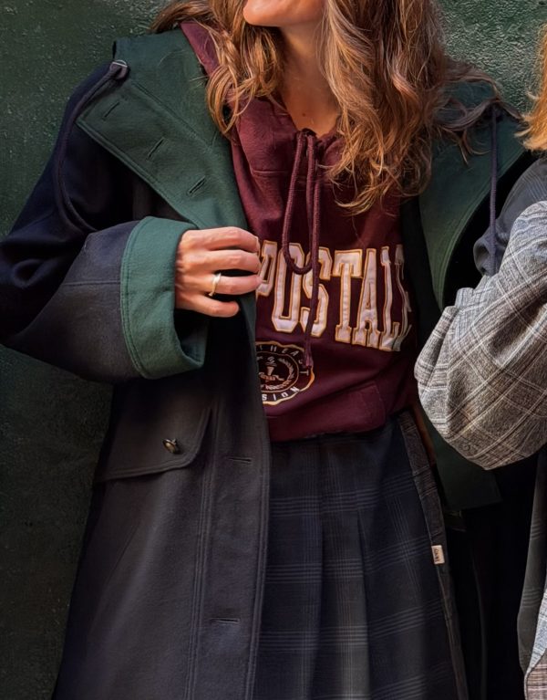Cappotto blu navy con cappuccio e dettagli verde bosco
