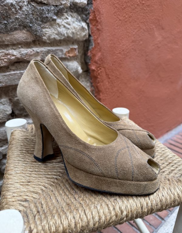 Décolleté in camoscio color tortora con punta aperta | N. 39
