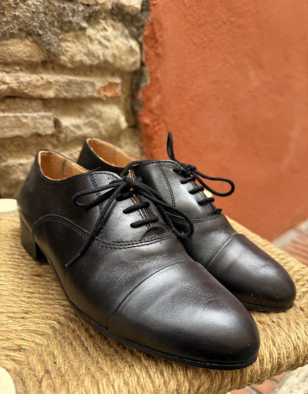 Stringate vintage in vera pelle nera – Numero 39